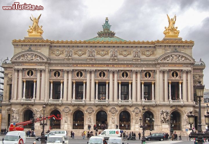 L'Accademia Nazionale della Musica a Parigi  la celebre Oper de Paris, ma  anche conusciuta con il nome di Opera o Palais Garnier. E' un magnifico edifico dell'800