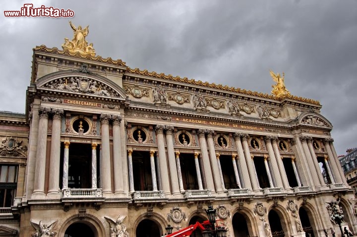 Oper di Parigi, dettaglio. Il Palazzo Garnier, come viene anche ricordato,  uno dei templi mondiali della musica lirica