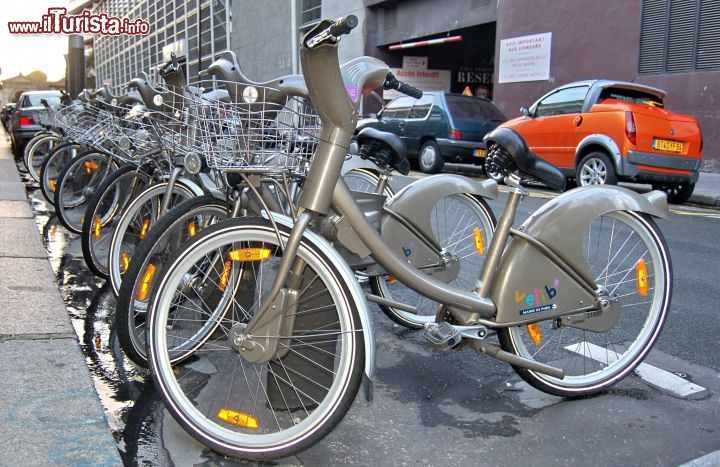 Le bici di Velib: sono uno dei modi pi facili di visitare Parigi. In inverno per i turisti non sono propensi ad utilizzare questo mezzo di locomozione, per colpa del clima atlantico, e umido, della Capitale della Francia
