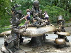 Statua Alice nel paese delle meraviglie a Central Park