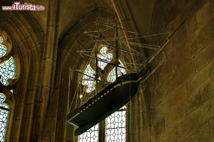 Particolare di una nave modellino dentro la chiesa di Mont St Michel