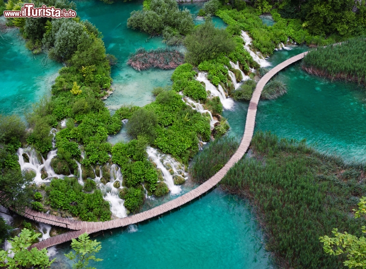Il Parco Nazionale dei Laghi di Plitvice, Croazia -  Cascate e laghi separati da barriere di travertino e vegetazione formano un paesaggio idilliaco a poche ore di auto dall'Italia