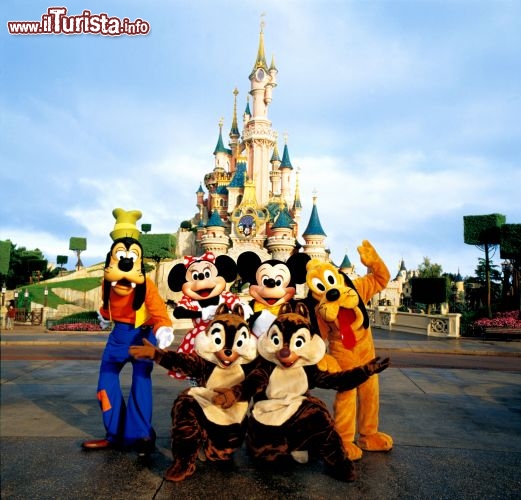 Il castello di Cenerentola al parco Disneyland Paris -  Disney. All rights reserved