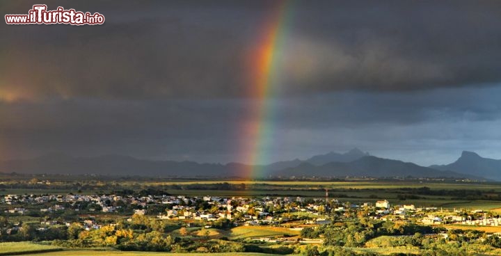 Una arcobaleno accende di colori Mauritius