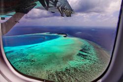 Un atollo alle Maldive visto dall'idrovolante ...