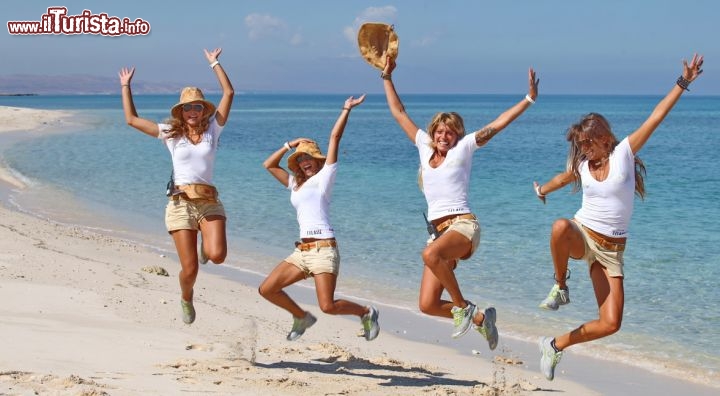 Le ragazze salutano da una spiaggia dell'Oman