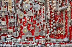 Un negozio di articoli d'argento in Oman