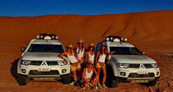 Le ragazze nel deserto di Sharquia Sands