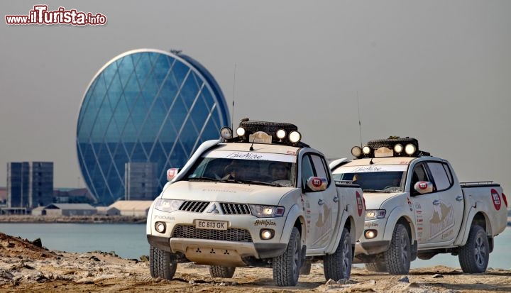 La carovana di Donnavventura davanti a HQ ad Abu Dhabi