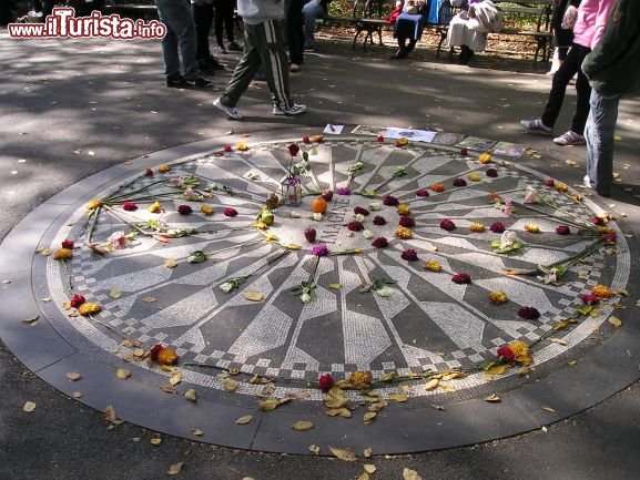 Immagine Imagine il rosone dedicato a John Lennon all'interno di Central Park