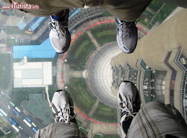 Oriental Pearl Tower Shanghai Cina skywalk - Sempre in Cina, ma questa volta ini città: a Shanghai trovate uno Skywalk presso la Oriental Pearl Tower: questo grattacielo possiede una forma particolare, due giganteschi globi collegati da grandi colonne di calcestruzzo.