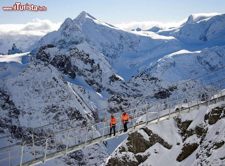 La Passerella sopesa di Titlis Cliff Walk, Engelberg alpi Svizzere -  Il ponte sospeso della Svizzera, ed il più alto d'Europa, è spesso innevato ed ondeggia in modo divertente, non appena i visitatori camminano su di esso, e se aggiungiamo il fatto che le raffiche di vento a 3.000 metri di quota possono arrivare tranquillamente fino a 200 chilometri all'ora, la vostra passeggiata può diventare davvero emozionante. Sotto vi attendono 500 metri di vuoto, e proverete la senzione di essere in volo! Comunque è decisamente meno preoccupante la visita in estate, quando le condizioni meteo sono in genere meno preoccupanti, temporali permettendo In totale la sua lunghezza raggiunge 98 metri, con una larghezza di poco inferiore al metro. Sito ufficiale: www.titlis.ch