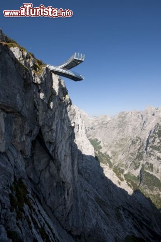 Alpi bavaresi piattaforma Alpspix Platform - In Germania troviamo dal 2010, a Garmisch Partenkirchen, la Alpspix Platform, costituita da due piattaforme che si incrociano sopra ad uno strapiombo di rocce calcaree che costeggia la montagna dell'Alpspitze