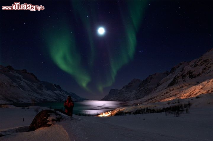 Luna e aurora nel cielo norvegese Bjrn Jrgensen/www.visitnorway.com  Copyright:Innovation Norway