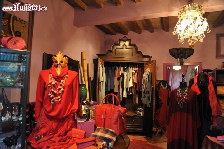 Immagine uno dei preziosi negozi di Castell'Arquato: l'Angolo delle Curiosit