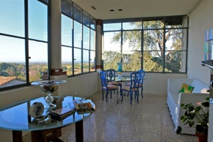 Immagine Casa Illica: il soggiorno a vetrate