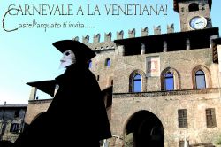 Una maschera Veneziana a passeggio nella piazza del Palazzo del Podest
