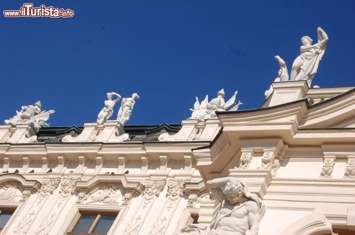 Immagine Il dettaglio delle statue che coronano la facciata del Palazzo del Belvedere Superiore di VIenna
