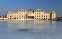 Fotografia in inverno del Belvedere Superiore a Vienna, con la fontana ghiacciata - © TTstudio / Shutterstock.com