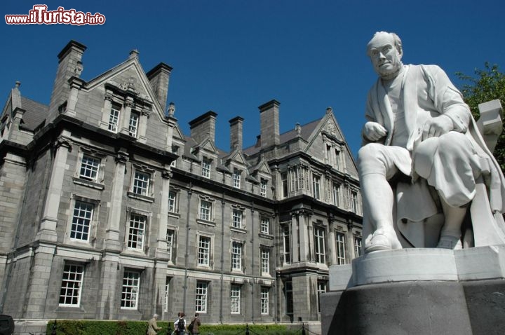Immagine Trinity College a Dublino: la statua di George Salmon