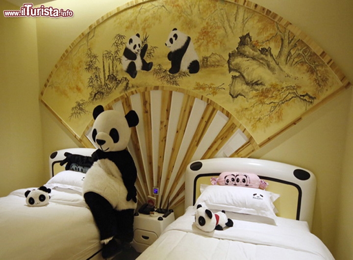 Una camera dell'Hotel a tema Panda, provincia di Sichuan, Cina - Ovviamente, come altri hotel a tema in altre zone del pianeta, anche il personale dell'albergo è stato "tematizzato", con gli impiegati che indosseranno costumi a tema panda! E' sicuro, quindi, che gli ospiti potranno avere una “Panda Experience” decisamente totale! L'hotel aprirà i battenti ufficialmente a maggio, e le tariffe delle camere  saranno comprese da un minimo di 35-40 euro ad un massimo di da 60-65 euro a notte. Non esiste ancora un sito ufficiale del nuovo hotel.
In ogni caso la Redazione de ilTurista ha scoperto l'esistenza di un secondo  hotel a tema panda, già in attività in Hong Kong, e quindi se non volete aspettare maggio, potete cliccare qui per la vostra vacanza a tema Panda! www.pandahotel.com.hk/