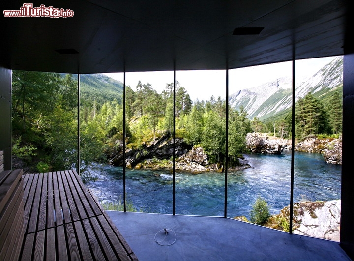 Hotel Juvet tra i fiordi della Norvegia - L'hotel si trova nei pressi del fiume Valldola, lungo la strada N° 63, quella spettacolare che conduce in pochi chilometri al panorama dei Trollstigen, uno dei passi più famosi del mondo, per la serie di arditi tornanti che si tuffano tra le grandi montagne. Qui vedete una immagine della sua spettacolare Spa, che include la sauna e una "Hot Tub" esterna, più a contatto con la magnifica natura norvegese. Anche se gli scenari vi catapultano in un altro mondo, potete tranquillamente mantenere il contatto con la realrtà, grazie al collegamento Wi-Fi presente in ogni stanza della struttura! Qui trovate il sito dell'hotel:  www.juvet.com/