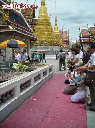Fedeli in preghiera al Wat  Phra Kaew