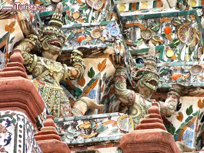 I colri varipinti del Wat Arun di Bangkok