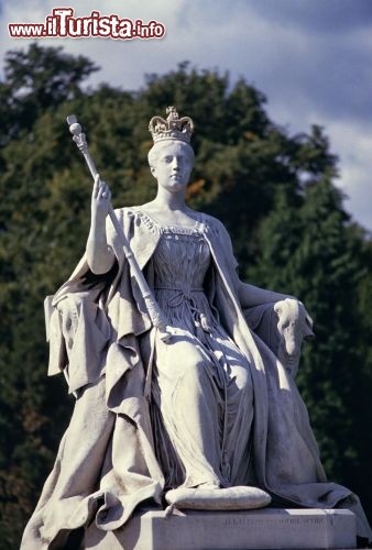 Immagine Statua Regina Vittoria all esterno kensington Palace a Londra