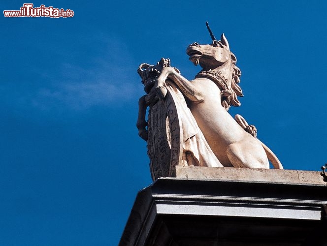 Immagine Statua di un unicorno sul tetto di Kensington Palace a Londra