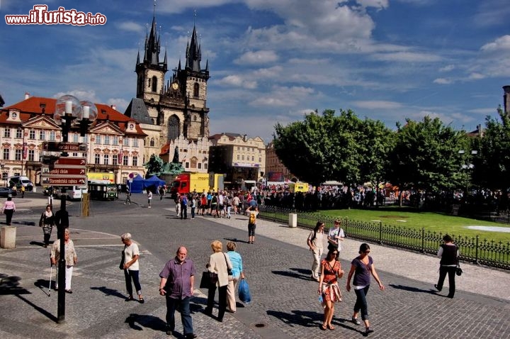 Immagine La piazza della Citt Vecchia di Praga la Chiesa Tyn sullo sfondo