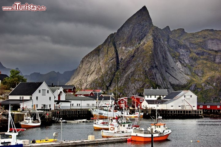 Reine Isole Lofoten - Questo villaggio è considerato uno dei più pittoreschi della Norvegia, e fa parte della municipalità di Moskenes. Il suo porticciolo rimane incastonato dalle montagne.
