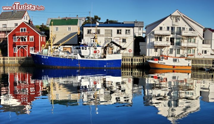 Il porto di Henningsvaer isole Lofoten - Le acque calme del porto-canale,  consentono dei riflessi perfetti degli edifici circostanti, e specialamente nelle giorante serene, sono molti qui ituristi che vengono a cimentarsi nelle fotografie.