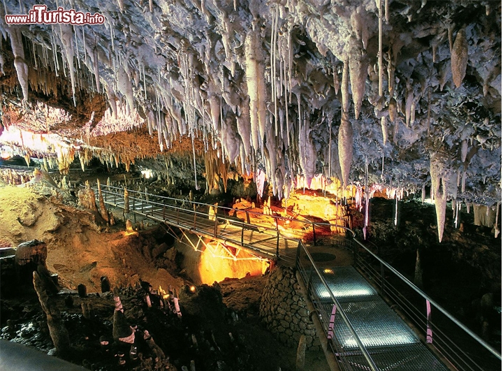 Grotta di El Soplao a Herrerias Cantabria, Spagna - A disposizione dei visitatori 6 km di gallerie, ricche di speleotemi originali: stalattiti, stalagmiti e colonne riempiono le pareti di guesto complesso ipogeo, lungo in totale 17 km. La Cueva El Soplao si trova  non distante dalla costa della Cantabria e si è prodotta all'interno di calcari mesozoici, più in particolare del periodo Cretaceo. Le grotte furono scoperte casualmente durante l'attività di una miniera chiamata La Florida, ed il sito possiede anche una aspetto affascinante di archeologia mineraria, ma ora è solo il flusso turistico a determinare  il successo di questa cavità unica al mondo. La si può visitare sia come semplici turisti, rimanendo incantati di sale come "Los Fantasmas", "La Gorda", il "Mirador de Lacuerre" accompagnati da suoni e giochi di luce, oppure compiere una escursione più avventurosa, indossando l'attrezzatura da speleologo ed esplorando le grotte nel loro aspetto più vero.