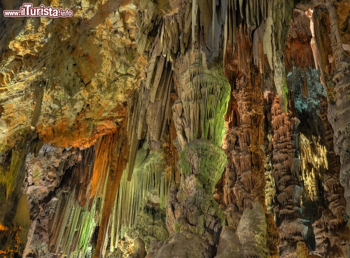 Grotte di San Michele a Gibilterra - La grande roccia calcarea che domina Gibilterra ed il punto più stretto del Mediterraeo è ricca di cavità naturali, che si sono create per l'infiltrazione delle acque piovane dentro le rocce calcaree. Sono circa 150 le grotte a Gibilterra, e forse abitate dall'uomo già 40.000 anni fa, ma tra esse le Grotte di San Michele sono sicuramente le più spettacolari e famose, dato che riceve oltre 1 milione di visitatori l'anno che vengono ad ammirare le concrezioni riccamente colorate. Questo complesso ipogeo si trova a circa 300 m di altezza al di sopra del livello del mare. La sala principale, chiamata Cathedral Cave possiede una acustica straordinaria, ed è stata trasformata in un auditorium con oltre 100 posti a sedere - © Cristina Trif / Shutterstock.com 