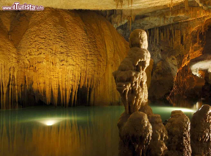 Jeita Grotto, Libano - Ci sono voluti diversi milioni di anni anche per la Jeita Grotto, che a dire il vero è formata da due cavità calcaree separate, poste a diverse profondità. Situata nella valle di Nahr Al-Kalb, a Jeita, vicino alla capitale libanese Beirut, la grotta superiore è lunga ben 2130 metri ma è aperta al pubblico solo per i primi 750, grazie a un camminamento artificiale. Sono comunque sufficienti per osservare stalattiti e stalagmiti, funghi, laghetti sotterranei e veri e propri monumenti di pietra. La grotta inferiore è caratterizzata da un fiume sotterraneo, spezzato da rapide e piccole cascate, e dal lago Dark Lake. Foto cortesia: www.the-travels.com