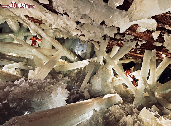 Cueva de los Cristales (o Crystal Cave), Messico - Anzitutto questa grotta non è possibile visitarla per le condizioni estreme al suo interno, data la sua profondità. Il nome la dice lunga: la Cueva de los Cristales messicana è custode di enormi cristalli, brillanti come gioielli e taglienti come lame affilate. La grotta, che fa parte della miniera di Naica a Chihuahua. Scoperta da un gruppo di minatori nel 2000, mentre stavano scavando un nuovo tunnel, è profonda 300 metri e contiene alcuni tra i cristalli più grandi mai trovati al mondo. Il numero uno è lungo 11 metri, ha un diametro di 4 metri e pesa ben 55 tonnellate: più che un gioiello una scultura, che pochi potrebbero permettersi di tenere in salotto. Le condizioni che obbligano i ricercatori breve permanenze sono temperatura costante di 58°C e l’umidità varia tra il 90 e il 100%, per cui, senza le apposite protezioni, si resiste al suo interno 10 minuti al massimo. Foto cortesia: Carsten Peter/Speleoresearch & Films - Altre immagini e info