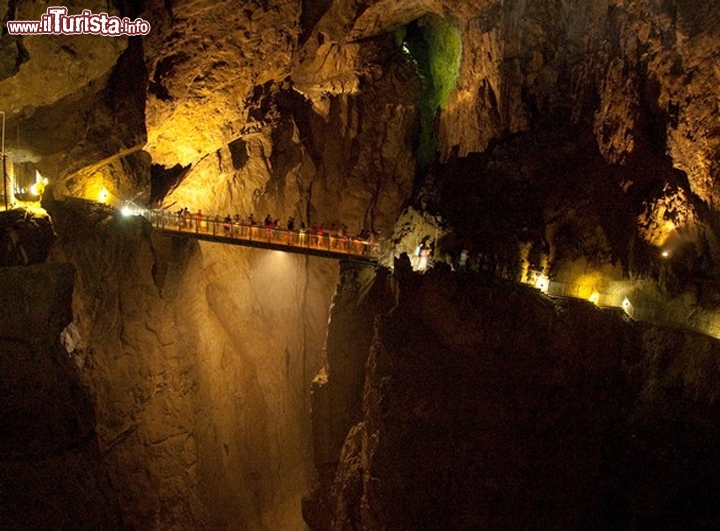 Skocjan Caves, Slovenia - Non solo bella, ma anche intelligente. La Skocjan Caves, in Slovenia, è entrata a far parte del Patrimonio Naturale e Culturale dell’UNESCO nel 1986 non tanto per il suo aspetto, ma per l’importanza scientifica riconosciuta in tutto il mondo. È il sistema di grotte più alto d’Europa, con interessanti formazioni di stalattiti e stalagmiti ingentilite dal corso del fiume Reka (in italiano il Timavo). Il fiume, che per un primo tratto scorre sulla superficie, a un certo punto scompare nel sottosuolo e continua a scivolare lungo le grotte, disegnando uno scenario magnifico prima di riemergere e tuffarsi nell’Adriatico. Nota: se la foto ha qualcosa di familiare, avete ragione: il ponte ha ispirato alcune scene del film il Signore degli Anelli, ricordate il ponte che i protagonisti attraversano nel Regno dei Nani?