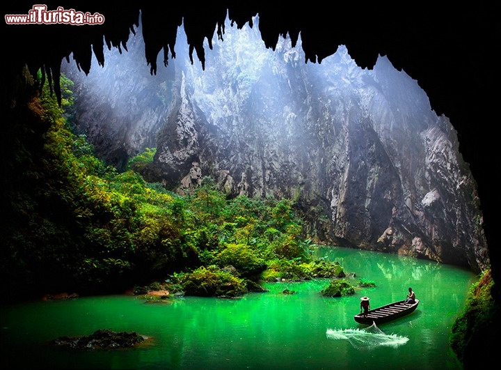 La Grotta Yingxi Corridor Of Stone Peaks, in Cina - Luogo straordinario per le sue rocce calcaree, questa regione della Cina è considerata una delle più spettacolari dal punto di vista del paesaggio, grazie ai numerosi picchi montuosi, avvolti da ruscelli e punteggiati di grotte e palazzi antichi. Tra questi luoghi, sono da annoverare due grotte spettacolari. La più famosa è senza dubbio quella raffigurata in foto:si trova a 2 km a ovest della cittadina di Jiulong nel Sichuan (centro sud della Cina) ed è in pratica una caverna formata da un largo ruscello, dalle acque smeraldo, che attraversa la montagna creando una cavità lunga circa 200 metri. Sono presenti due fori sulla parete superiore della grotta, e la luce che entra attraverso l'apertura, riesce ad illuminare la caverna in modo naturale, e con un effetto spettacolare, quasi cinematografico. La zona dello Yingxi Corridor Of Stone Peaks offre tantissime altre attrazioni naturalistiche, con picchi montuosi, ma anche templi e castelli della dinastia Qing, oltre che una seconda importante grotta, ricca di stalattiti.
