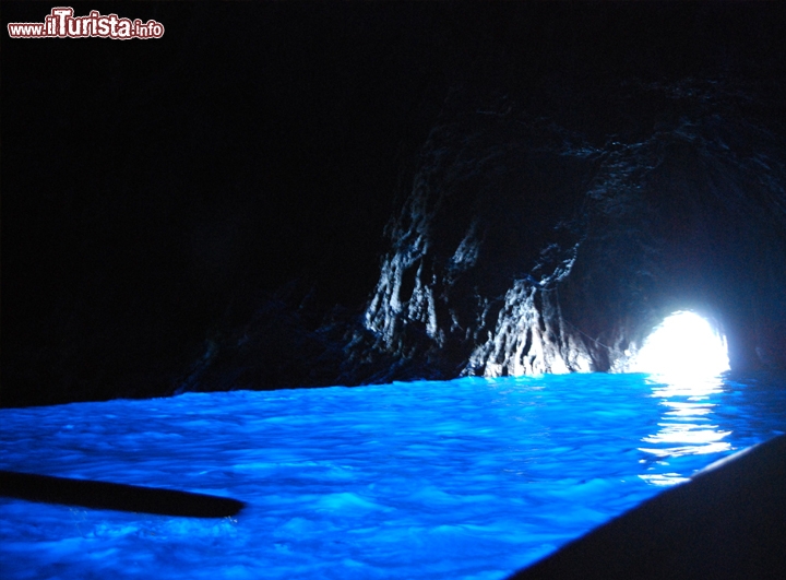 Grotta azzurra, Isola di Capri, Italia - La Grotta Azzurra dell’Isola di Capri è un tuffo nel blu più intenso che ci si possa immaginare, una sferzata di azzurro che travolge i visitatori insieme all’aria fresca e al profumo di mare. Compresa nel comune di Anacapri, in provincia di Napoli, è accessibile in barca da un’imboccatura ad arco, che a seconda delle maree assomiglia a un pertugio segreto o a un enorme portale. L’eco eccezionale e i giochi di luce sulle pareti di roccia fanno di questa grotta una tana idilliaca, che a quanto pare piaceva moltissimo agli imperatori romani. Foto cortesia: Elenagm/Wikipedia