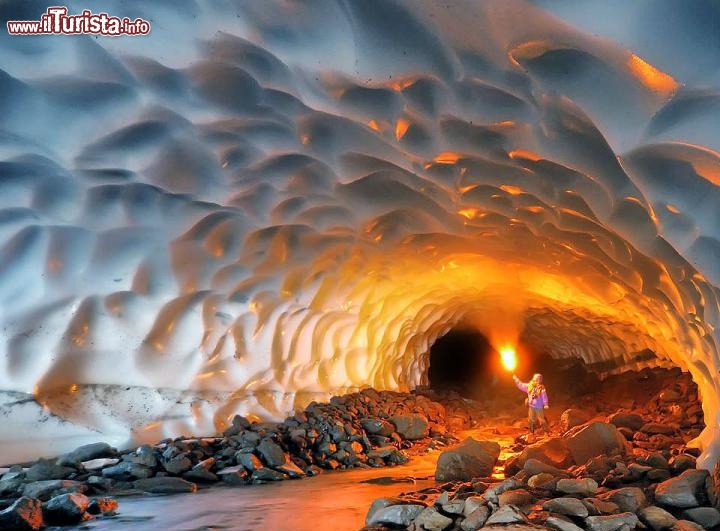 Tunnel di ghiaccio presso il vulcano Mutnovsky, Kamchatka, Russia - La remota penisola della Kamchatka, una delle destinazioni tra le più ambite dai viaggiatori più intrepidi, è ricca di vulcani che si elevano oltre i 2.000 metri, ed in alcuni casi oltre i 4.000 metri. A quelle latititudini ciò significa la presenza di intense nevicate, come succede per il vulcano Mutnovsky, uno dei più attivi della Russia. Presso questo edificio vulcanico si formano, specie alla fine dell'estate, dei particolari tunnel di neve o ghiaccio, che possono raggiungere lunghezze superiori al chilometro. Sono luoghi incredibili, dal grande fascino, ma purtroppo effimeri ed instabili. Sono  anche ambiti in cui accedere accompagnati da guide esperte, per minimizzare il rischi di crolli, ma che da soli valgono la spesa per il viaggio, in una delle zone più sperdute dell'emisfero boreale. Chi fosse interessato ad una escursione, può cercare maggiori informazioni in questo sito.