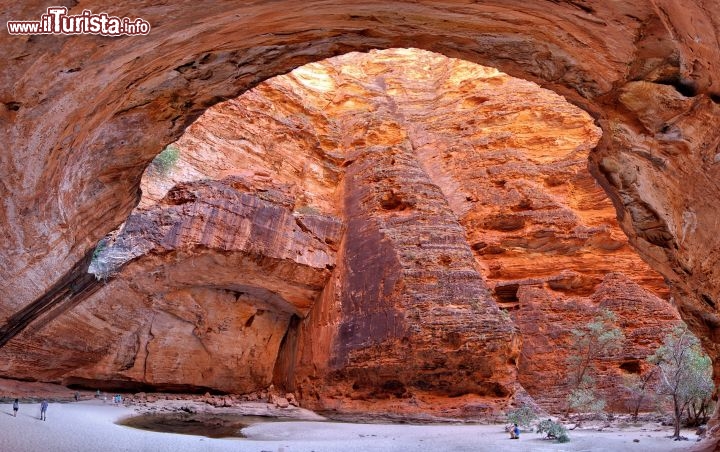 La gola di Cathedral Gorge Parco Nazionale Purnululu, Kiberley. Luogo dal grande fascino, possiede anche una acustica particolare, oltre che avere una sua particolare bellezza "architettonica" .E consigliabile recarsi qui al mattino presto, per evitare il sole cocente del pomeriggio.