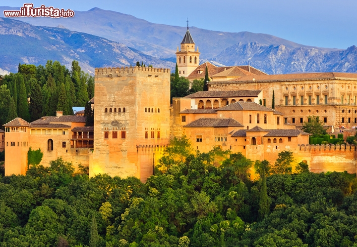 Alhambra, Granada, Spagna - Dal 1984 è Patrimonio dell’Umanità dell’UNESCO, ed è stata in corsa per diventare una delle sette meraviglie del mondo moderno. L’Alhambra, letteralmente “la fortezza rossa”, è una città murata abbarbicata sul colle della Sabika, fondata nel XIII secolo e dotata di moschee, scuole e botteghe, in modo che potesse essere indipendente dalla vicina Granada. Con la sua architettura arabeggiante è il supremo capolavoro dell’arte andalusa, eccezionalmente sopravvissuto alla Reconquista: nel 1492, quando i Re Cattolici ripresero Granada ai Mori, avrebbero dovuto distruggere l’Alhambra come accadeva con gli altri monumenti islamici in terra spagnola, ma i re castigliani la scelsero come palazzo reale e ne preservarono la bellezza.