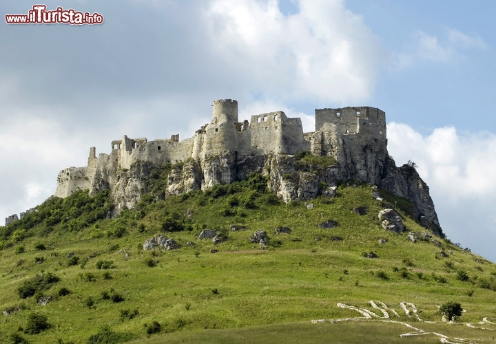 Castello Spis (Spissky Hrad), Zehra, Slovacchia - E' uno dei castelli più grandi di Europa, ed assieme alla vicina chiesa del Santo Spirito sempre a Zehra, è uno dei Patrimoni dell'umanità dell'UNESCO. Il castello è una delle attrazioni più importanti della Slovacchia, e divenne molto famoso a fine degli anni '90 quando qui fu girato il film Dragonhearth e più recentemente alcune scene della pellicola L'ultima legione. il castello attuale fu costruito nel 12° secolo, sul sito di un precedente castello su di una collina molto strategica non distante dalla cittadina di Spišské Podhradie. Rimaneggiato più volte la fortezza fu vittima di un grave incendio alla fine del 18°secolo. Fortunatamente Il castello è stato recoperato nella seconda metà del 20° secolo ed oggi presenta un museo all'interno (Spis Museum).