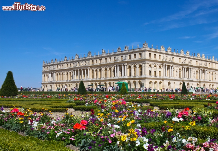 Reggia di Versailles, Versailles, Francia - Ecco l’emblema del lusso, del prestigio e della vita principesca: la reggia di Versailles, nel dipartimento francese di Yvelines, nacque per volere di Luigi XIV, che desiderava allontanarsi dalle preoccupazioni parigine e dai fastidiosi abitanti della capitale. Sfarzosa nelle dimensioni, negli elementi decorativi e nella cura dei giardini, Versailles è una residenza ma anche un’opera d’arte, che doveva offrire alloggio al sovrano ma soprattutto ribadirne il potere. 