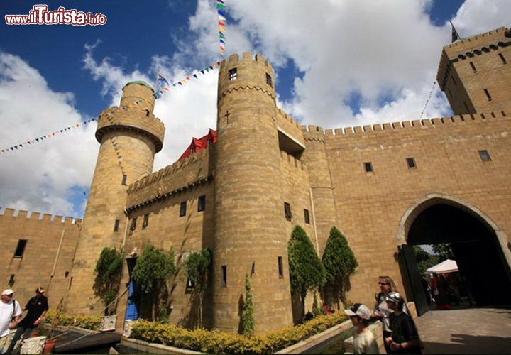 Sunshine Castle, Bli Bli, Queensland, Australia - I castelli dell’Australia sono attrazioni turistiche realizzate di recente, imitazioni di edifici medievali che hanno ben poco di autentico. Ciò non toglie che una visita al Sunshine Castle di Bli Bli, nel Queensland, possa essere interessante. È la riproduzione di un castello normanno, con tanto di fossato, ponte levatoio, torri e torrette, ideale per una gita in famiglia: potrete ascoltare fiabe e immergervi in ambientazioni magiche, visitare il museo delle bambole e rabbrividire di fronte alla sala delle torture. Non dimenticate che intorno al castello sorgono le incantevoli spiagge di Noosa e Maroochydore. Ivi si tiene un famoso festival medievale. 