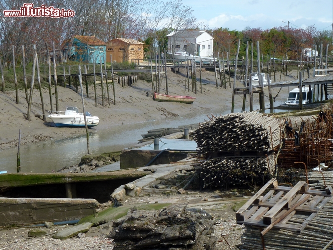 Bassa marea nel canale di Marennes: ci troviamo a pochi centinaia di metri dalla costa. Grazie anche alle morfologie frastagliate, e la presenza della vicina isola di Oleron, le escursioni di marea risultano particolarmente forte. Qui l'economia principale è data dalla coltivazione e dalla vendita delle ostriche.