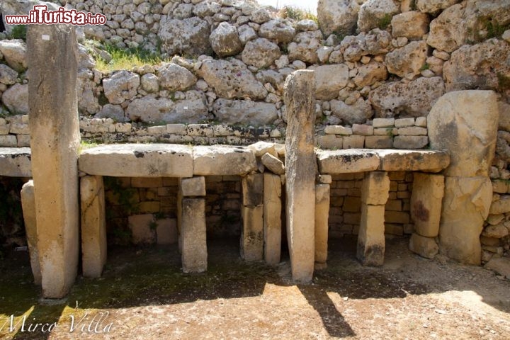 Architravi a Ggantija, sito megalitico di Gozo - Entrare a Ġgantija, sull'isola di Gozo,è come fare un tuffo nella storia di 5.600 anni fa: qua si trovano due templi costruiti con rocce megalitiche. Il nome deriva proprio dalle rocce megalitiche, che avevano fatto immaginare ai residenti che sul sito fosse stato costruita da dei giganti.