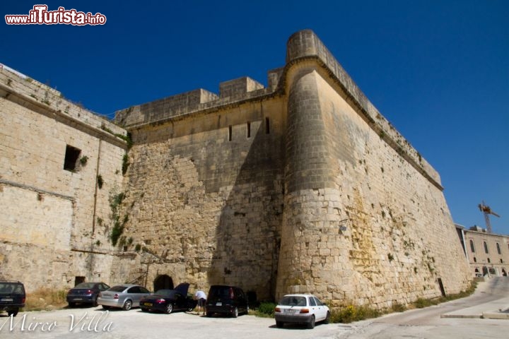 Fortezza di Birgu, Malta - Birgu nacque assieme a La Valletta, con la ricostruzione dal Grande Assedio del 1563, quando i turchi misero sotto pressione, per 4 mesi circa, i Cavalieri Di Malta, apportando ingenti danni. Nella ricostruzione, sulla penisola del monte Sceberras, fu deciso di costruire la nuova città di Birgu, cui venne dato l'appellativo di Vittoriosa.