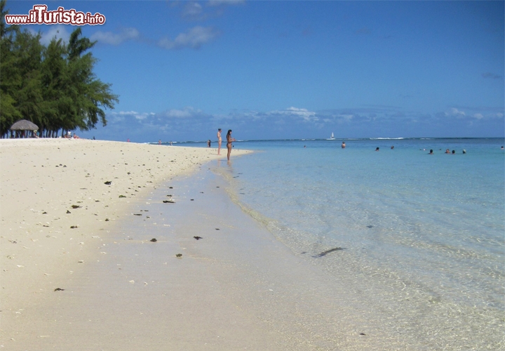 Flic en Flac è una delle spiagge più belle e famose di Mauritius, situata lungo la costa orientale. L'acqua cristallina e il sole sono una goduria, ma nelle ore più calde della giornata è facile scottarsi: i mauriziani esperti non si accontentano della crema protettiva, ma sfoggiano qualche ombrellino.